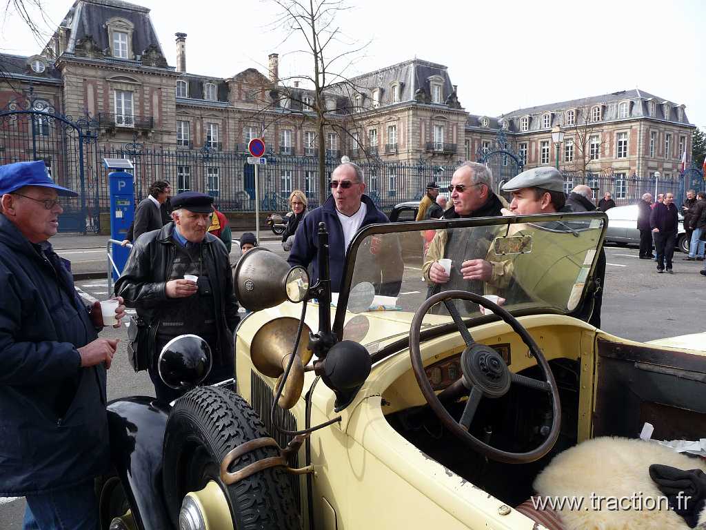 2009_03_01_colmar (36).jpg - 01/03/2009 - 68000 COLMAR, parking de l'ancienne sous-préfecture, Colmar Auto Rétro, l'apéro